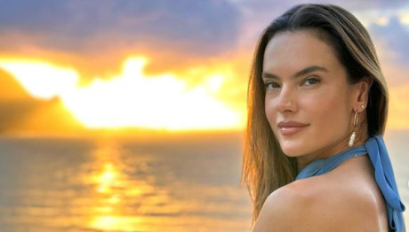 Η Αμπρόσιο Με Τη 15χρονη Κόρη Της - Ποζάρουν Με Μπικίνκι