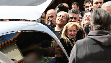 Άγιοι Ανάργυροι: Θρήνος Στην Κηδεία Της 28χρονης Κυριακής