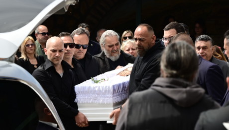 Άγιοι Ανάργυροι: Λύγισε Ο Πατέρας Της Κυριακής Στην Κηδεία