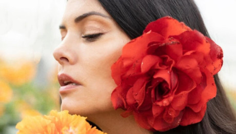 Κορινθίου: Μας Δείχνει Το Φωτεινό Σαλόνι Του Σπιτιού Της