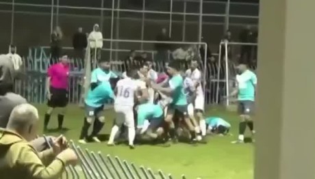 Ποδόσφαιρο: Έδωσε Δολοφονική Κλωτσιά Στον Αντίπαλο