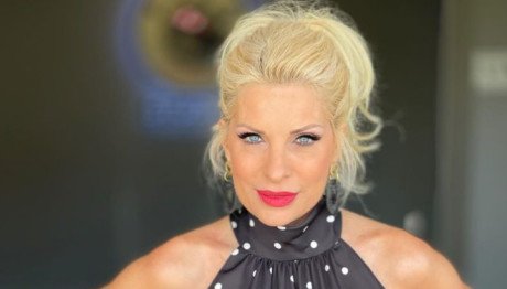 Ελένη Μενεγάκη: Ποζάρει Άβαφη Στο Κρεβάτι Της!