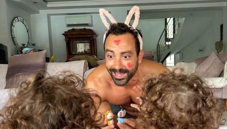 Σάκης Τανιμανίδης: Παιχνιδιάρικα Απογεύματα Με Τις Δίδυμες