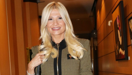 Φαίη Σκορδά: Με σικάτο μίνι ταγιέρ σε εγκαίνια