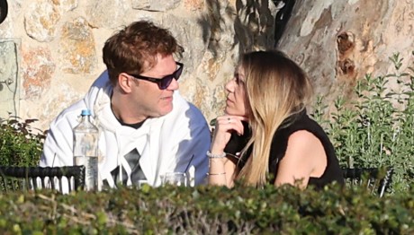 Χρήστος Χολίδης: Σπάνια δημόσια εμφάνιση με τη σύντροφό του