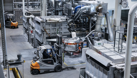 BMW: Συνεχίζει τη μετάβασή της στην ηλεκτροκίνηση.