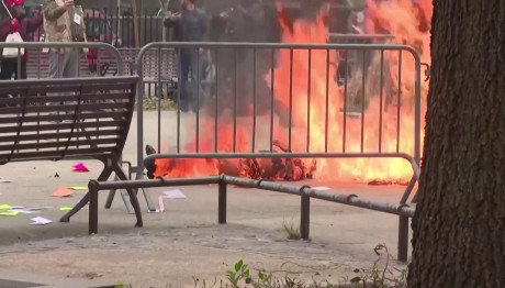 Βίντεο: Αυτοπυρπολήθηκε Έξω Από Δικαστήριο Νέας Υόρκης