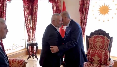 Ο Ερντογάν υποδέχτηκε με αγκαλιές και φιλιά τον ηγέτη της Χαμάς