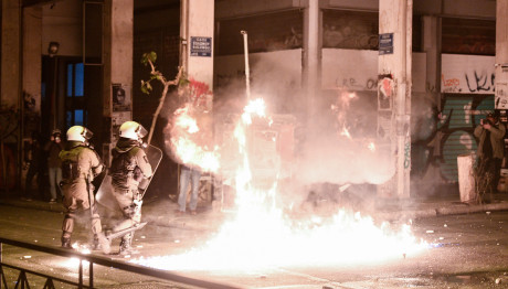 Εξάρχεια: Βόμβες Μολότοφ Εναντίον Διμοιρίας ΜΑΤ