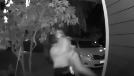 Βίντεο Από Απαγωγή Γυναίκας Έξω Από Σπίτι