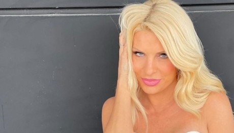 Ελένη Μενεγάκη: Το strapless crop top και η πόζα όλο... νάζι