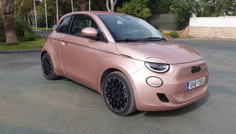 Δοκιμάζουμε το νέο ηλεκτρικό Fiat 500e 3+1