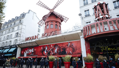 Παρίσι: Έπεσε Ο Ανεμόμυλος Του Moulin Rouge