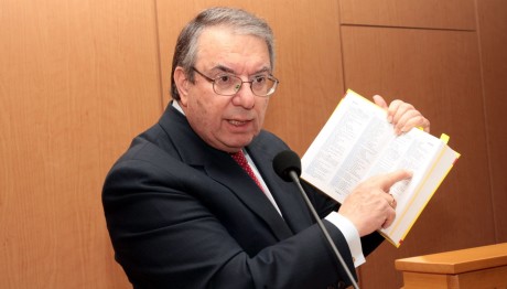 Μπαμπινιώτης: Πότε λέμε «χάρις σε» και πότε «λόγω ή εξαιτίας»