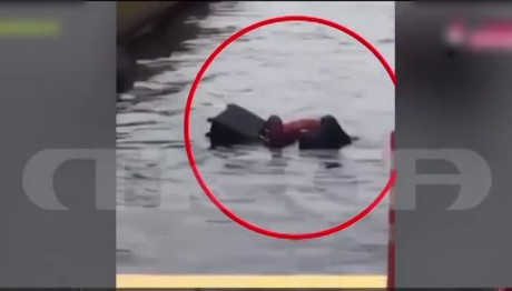 Πειραιάς: Γυναίκα Βρέθηκε Στη Θάλασσα - Δραματική Διάσωση