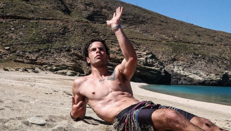 Άγγελος Λάτσιος: Ξεκίνησε Τις Βουτιές Και Ποζάρει Με Μαγιό
