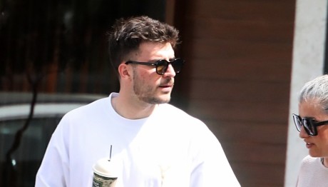 Φώτης Ιωαννίδης: Βόλτα Με Τη Μαμά Και Την Αδερφή Του