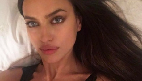 Ιρίνα Σάικ: Ποζάρει Στον Καθρέφτη Της Με Τα Εσώρουχα