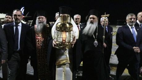 Άγιο Φως: Τι Ώρα Φτάνει Στην Ελλάδα