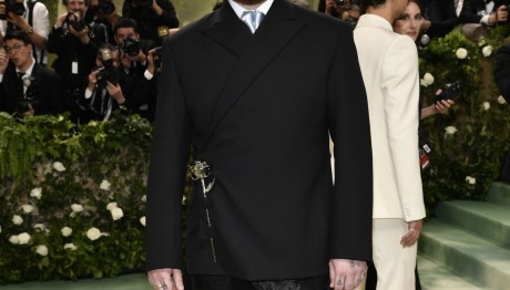 Τραγουδιστής «Έφαγε Πόρτα» Στο After Party Του Met Gala