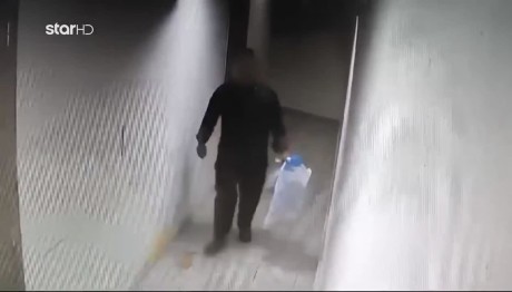 Βραυρώνα: Η στιγμή που ο πατέρας του μωρού αφήνει τη σακούλα στα σκουπίδια