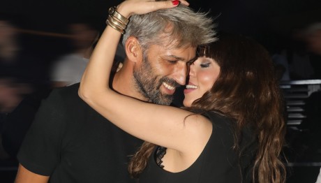 Αλέξης Παππάς - Έλενα Αϊβαλή: Τα παθιασμένα φιλιά σε βραδινή τους έξοδο