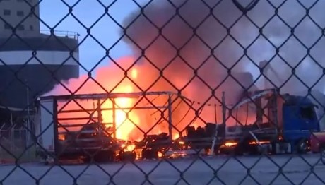 Μεγάλη φωτιά στο λιμάνι της Θεσσαλονίκης- Καίγονται φορτηγά