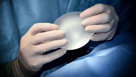 Εμφυτεύματα στήθους: Υπάρχει λόγος ανησυχίας για συσχέτιση με καρκίνους;