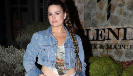 Αριστέα Αλεξανδράκη: Εντυπωσιακή εμφάνιση με denim look