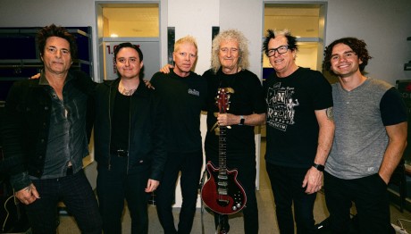The Offspring Kαι Brian May Μαζί Στη Σκηνή!