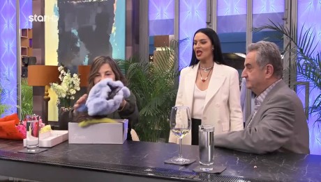 First Date: Τα Δώρα Του Ζήση Στη Ρούλα