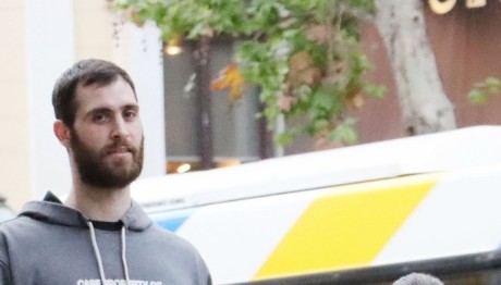 Παπαγιάννης: Βόλτα με την κούκλα σύντροφό του