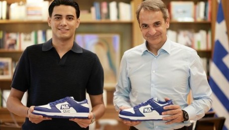 Μητσοτάκης: Το Βίντεο Με Τα Νέα Παπούτσι ΝΔ