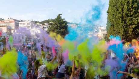 Φεστιβάλ Χρωμάτων Στο Λιμάνι Της Βάρκιζας