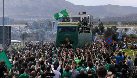 Παναθηναϊκός: Οπαδοί Περιμένουν Τους Παίκτες Στο Αεροδρόμιο