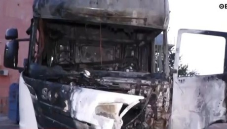 Θεσσαλονίκη: Φορτηγό Τυλίχθηκε Στις Φλόγες