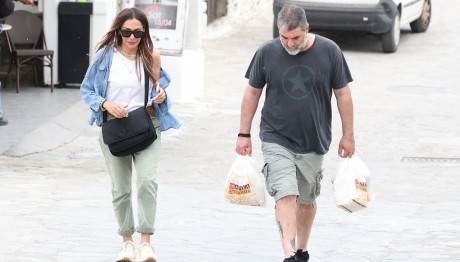 Nέες φωτογραφίες Βανδή - Μπισμπίκη: Στη Μύκονο με τσάντα YSL 2.000€