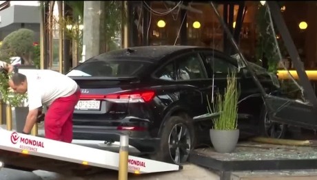 Τροχαίο Στη Λεωφόρο Συγγρού: ΙΧ Μπούκαρε Σε Καφετέρια