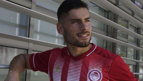 Μασούρας: Αυτή Είναι Η Κούκλα Σύζυγος Του Ποδοσφαιριστή