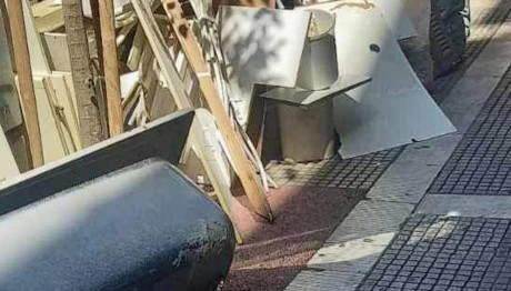 Θεσσαλονίκη: Πρόστιμο επειδή πέταξε παντζούρια και μπανιέρα σε πεζοδρόμιο