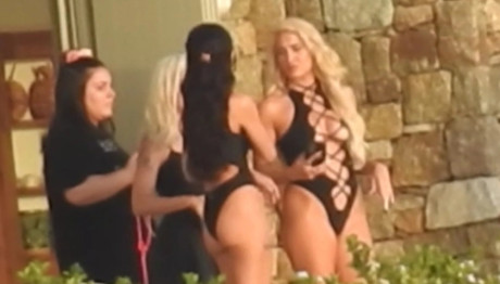 Τούνη: Με αποκαλυπτικό ολόσωμο μαγιό σε βίλα της Μυκόνου