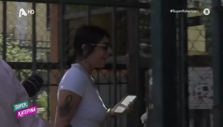 Super Κική σε δημοσιογράφους: «Είστε τρελοί! Βρείτε καμία κανονική δουλειά»