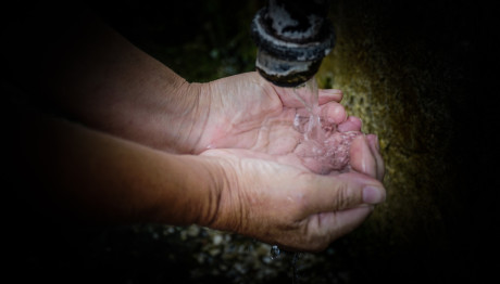 Γραμματικό: Ροζ Νερό Τρέχει Από Τις Βρύσες