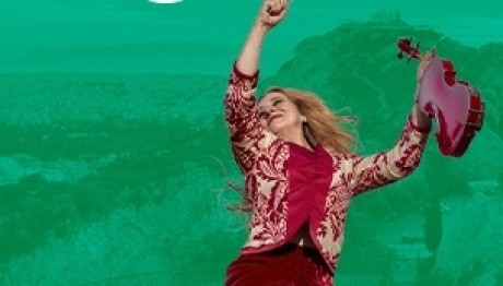 Η Ευανθία Ρεμπούτσικα  ανηφορίζει στο λόφο του Λυκαβηττού