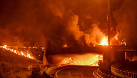 Ισθμός: Κατεδαφίζεται Η Γέφυρα Μετά Τη Φωτιά Σε Βυτιοφόρο
