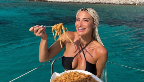 Τούνη: Φιλάκια σε όσους λένε να μην φοράω σέξι μαγιουδάκια