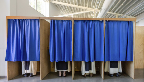 Ώρα μηδέν για τις ευρωεκλογές στις ευρωπαϊκές χώρες - Τι δείχνουν οι κάλπες