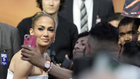 H Λόπεζ σε εστιατόριο της Santa Monica χωρίς τον Άφλεκ, αλλά με τη βέρα της