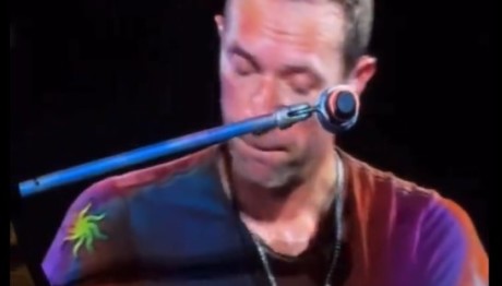Coldplay: Ανέβασαν Στη Σκηνή Έλληνα Τραγουδιστή