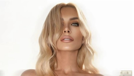 Καινούργιου: Πως Κάνει Τα Χέρια Της Να Φαίνονται Πιο Αδύνατα